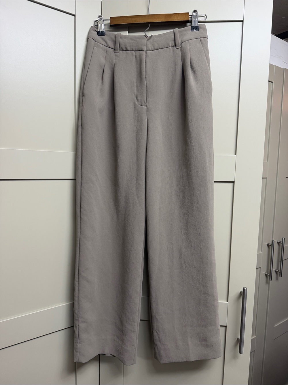 Aritzia Effortless size 4 Wide-Leg Trousers in Light Taupe